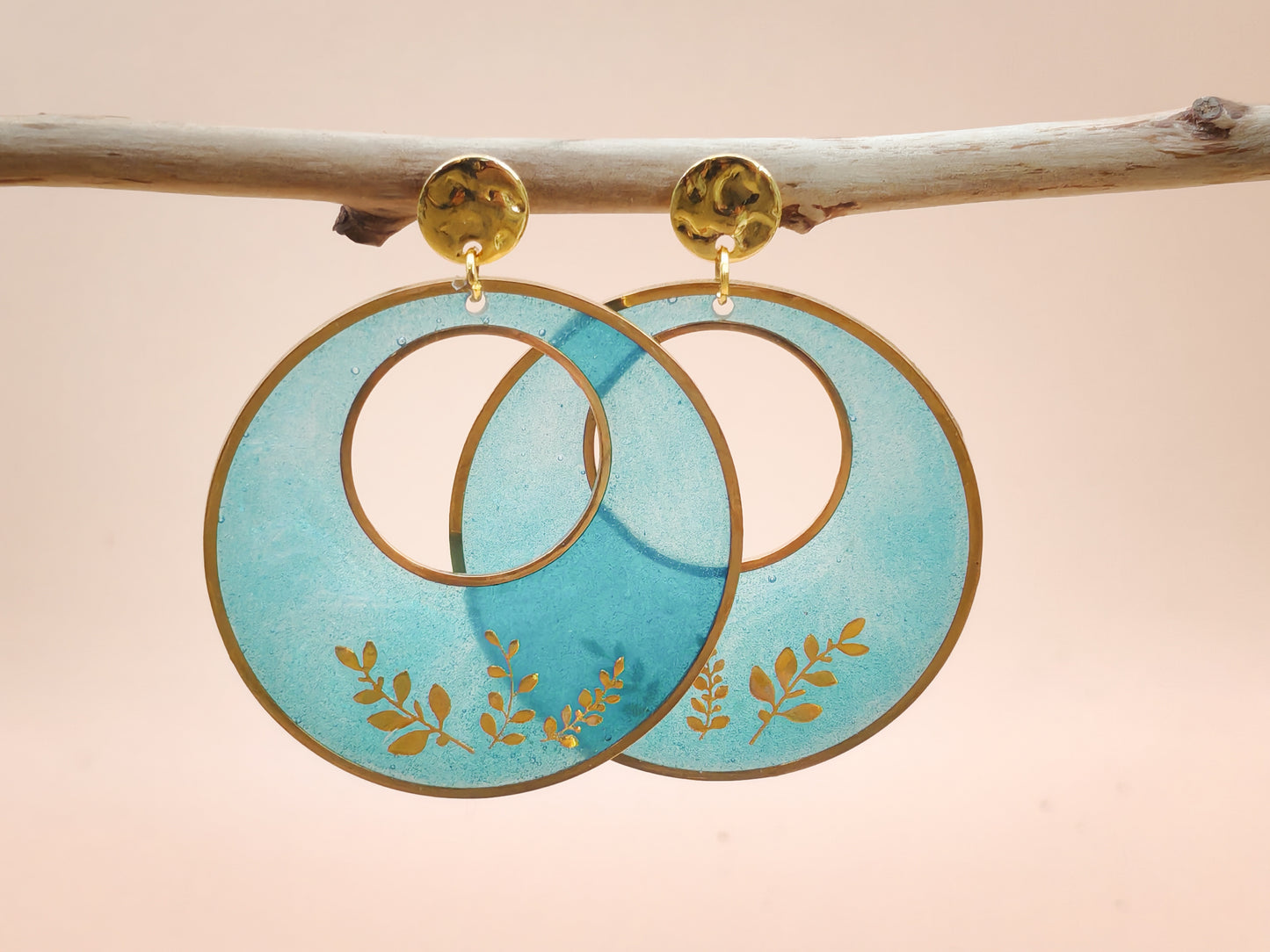 Boucles d’oreilles – Cercles turquoise au feuillage doré
