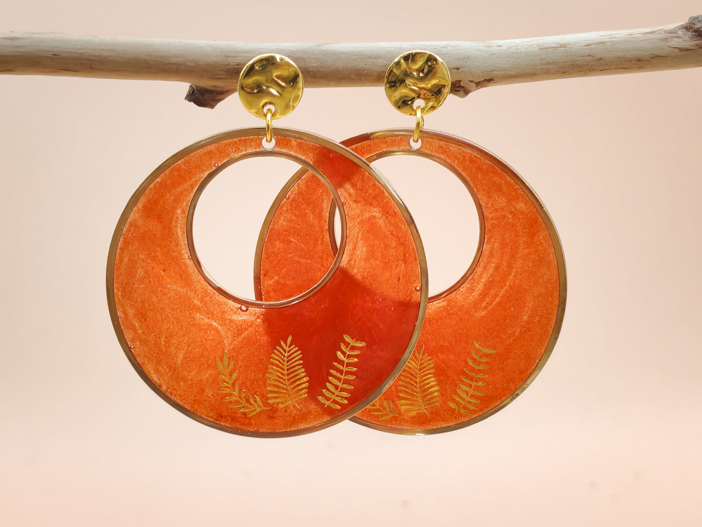 Boucles d’oreilles – Cercles rouge profond au feuillage doré
