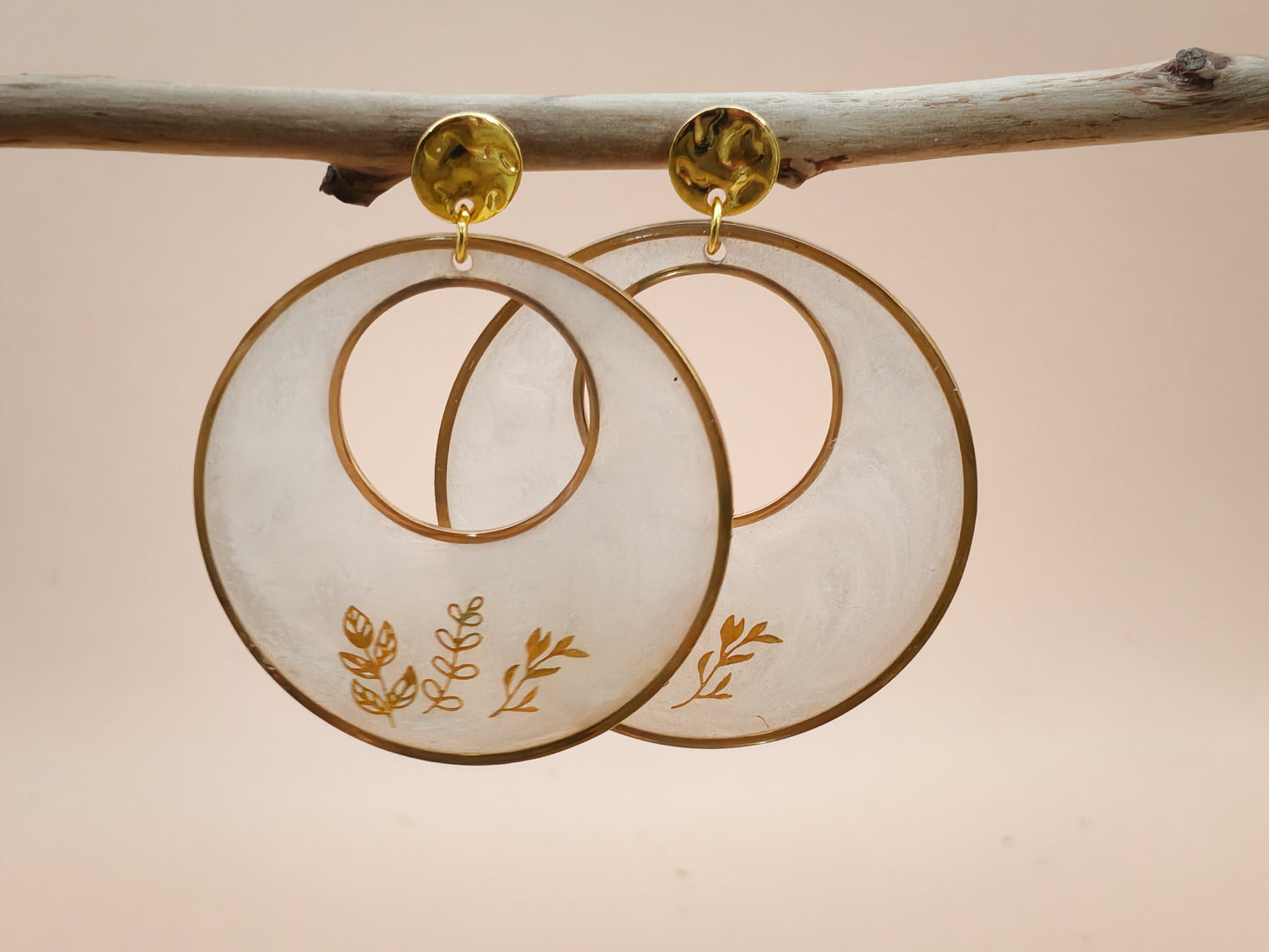 Boucles d’oreilles – Cercles nacrés feuillage doré