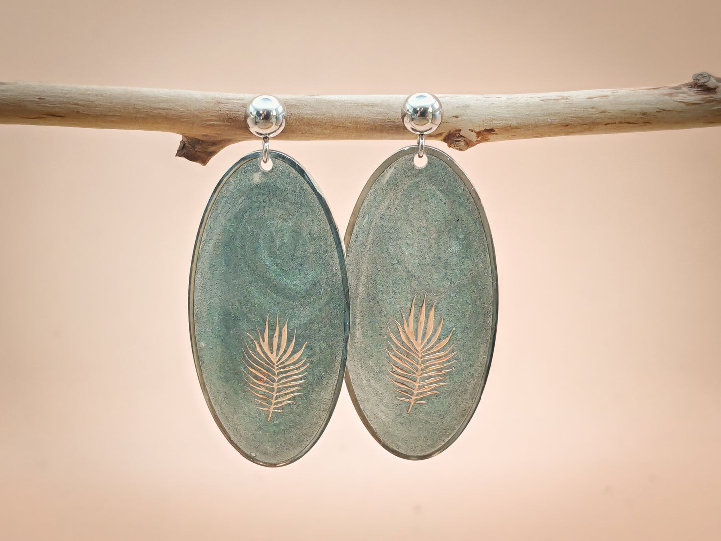 Boucles d’oreilles – Plume argentée sur vert profond