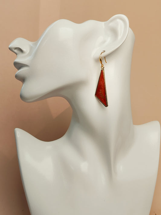 Boucles d’oreilles – Triangles allongés rouges au feuillage doré