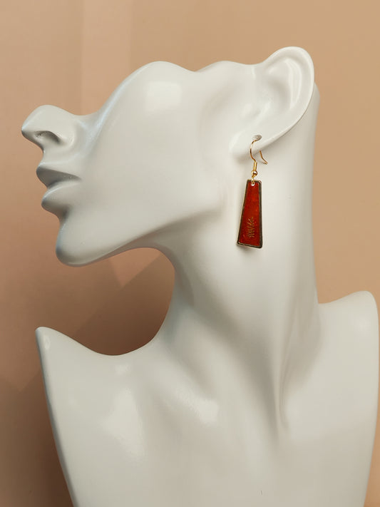 Boucles d’oreilles – Trapèzes allongés rouges au feuillage doré