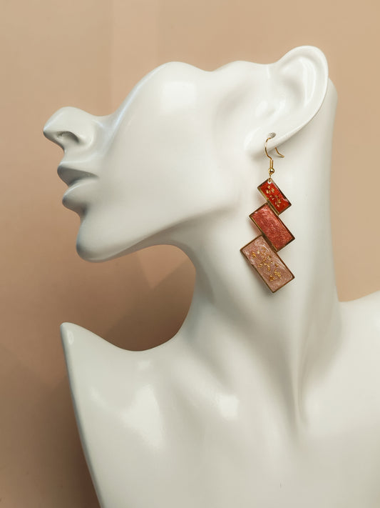 Boucles d’oreilles – Rectangles en cascade rouge et nacré