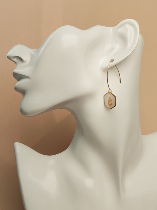 Boucles d’oreilles – Hexagones blancs nacrés au feuillage doré