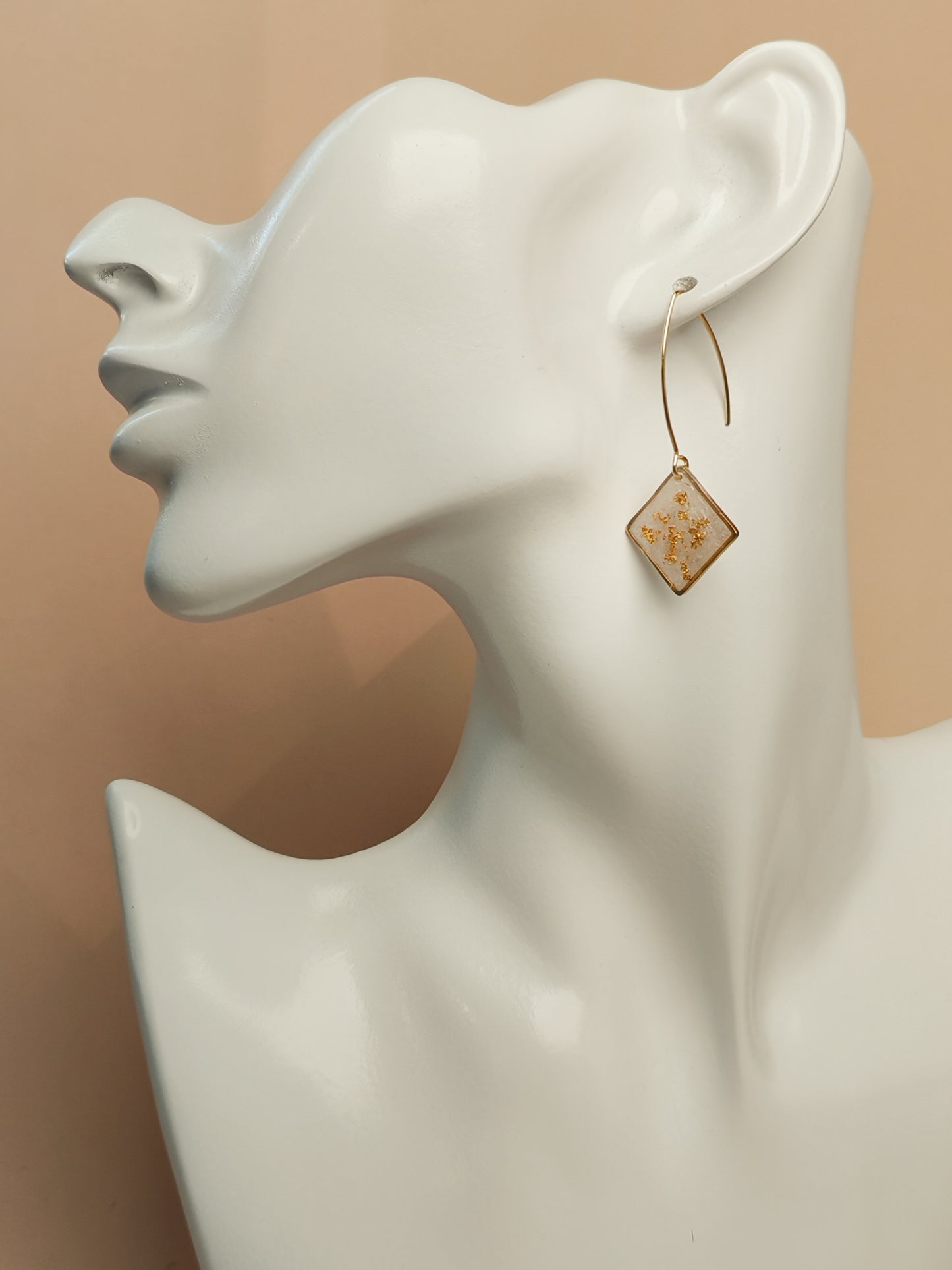 Boucles d’oreilles – Carrés lumineux blancs aux éclats dorés