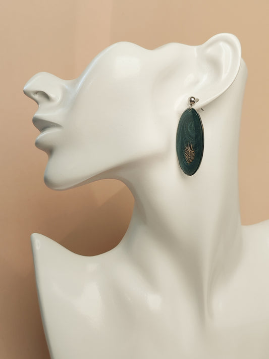 Boucles d’oreilles – Plume argentée sur vert profond