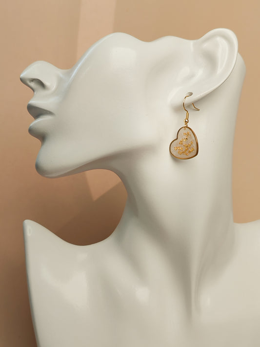 Boucles d’oreilles – Cœurs lumineux blancs aux éclats dorés