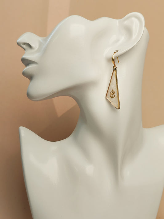 Boucles d’oreilles – Triangles allongés blancs nacrés au feuillage doré