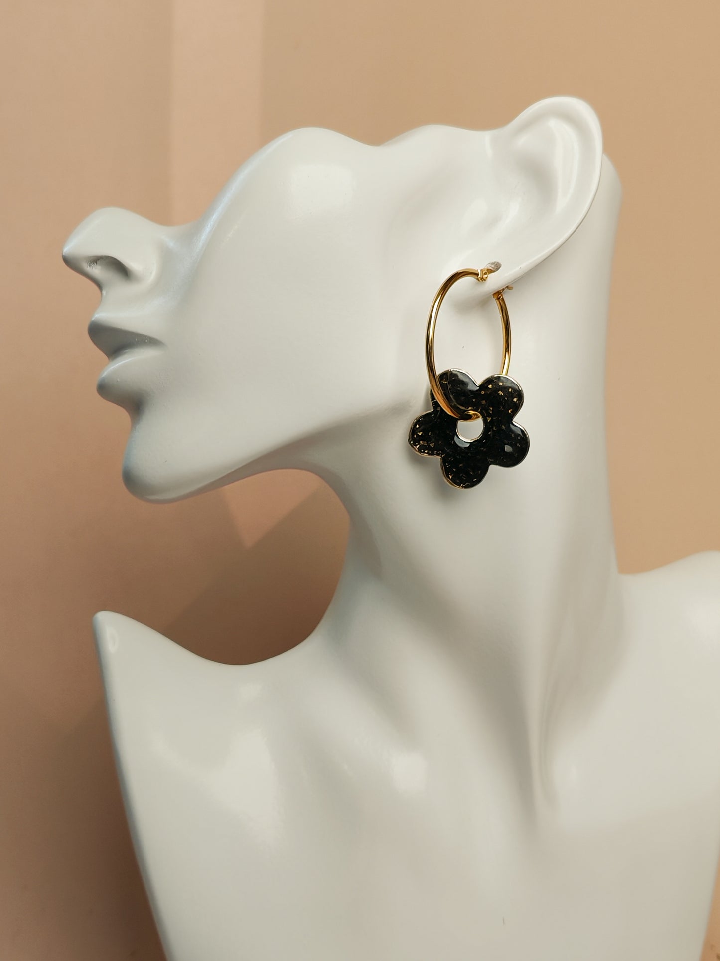 Boucles d’oreilles – Fleurs noires scintillantes