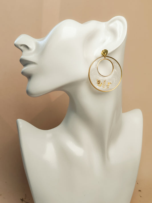Boucles d’oreilles – Cercles nacrés feuillage doré