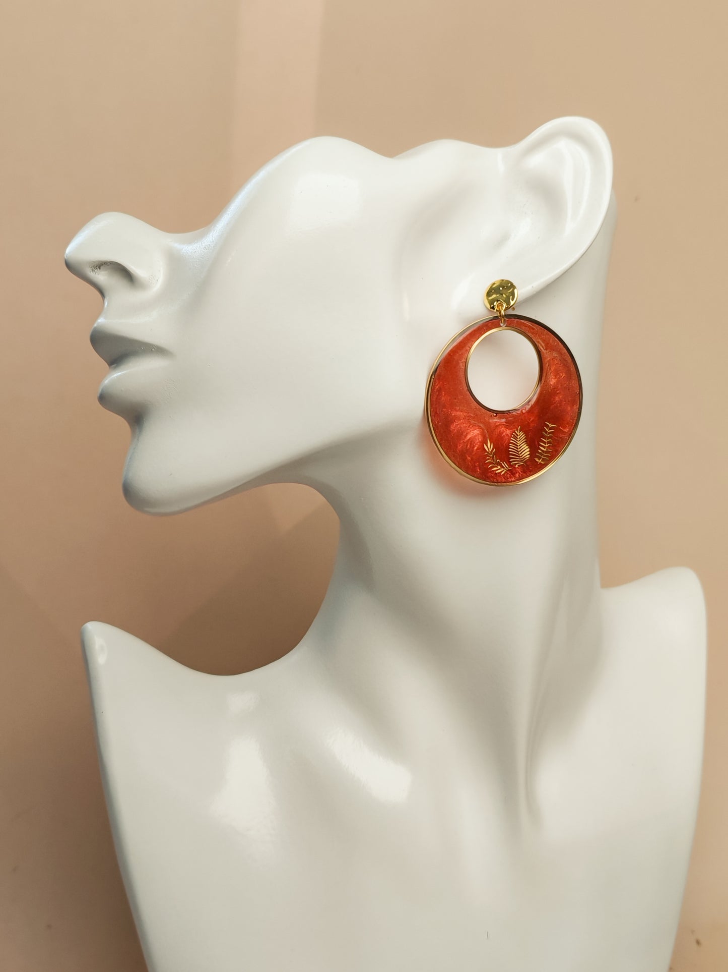 Boucles d’oreilles – Cercles rouge profond au feuillage doré