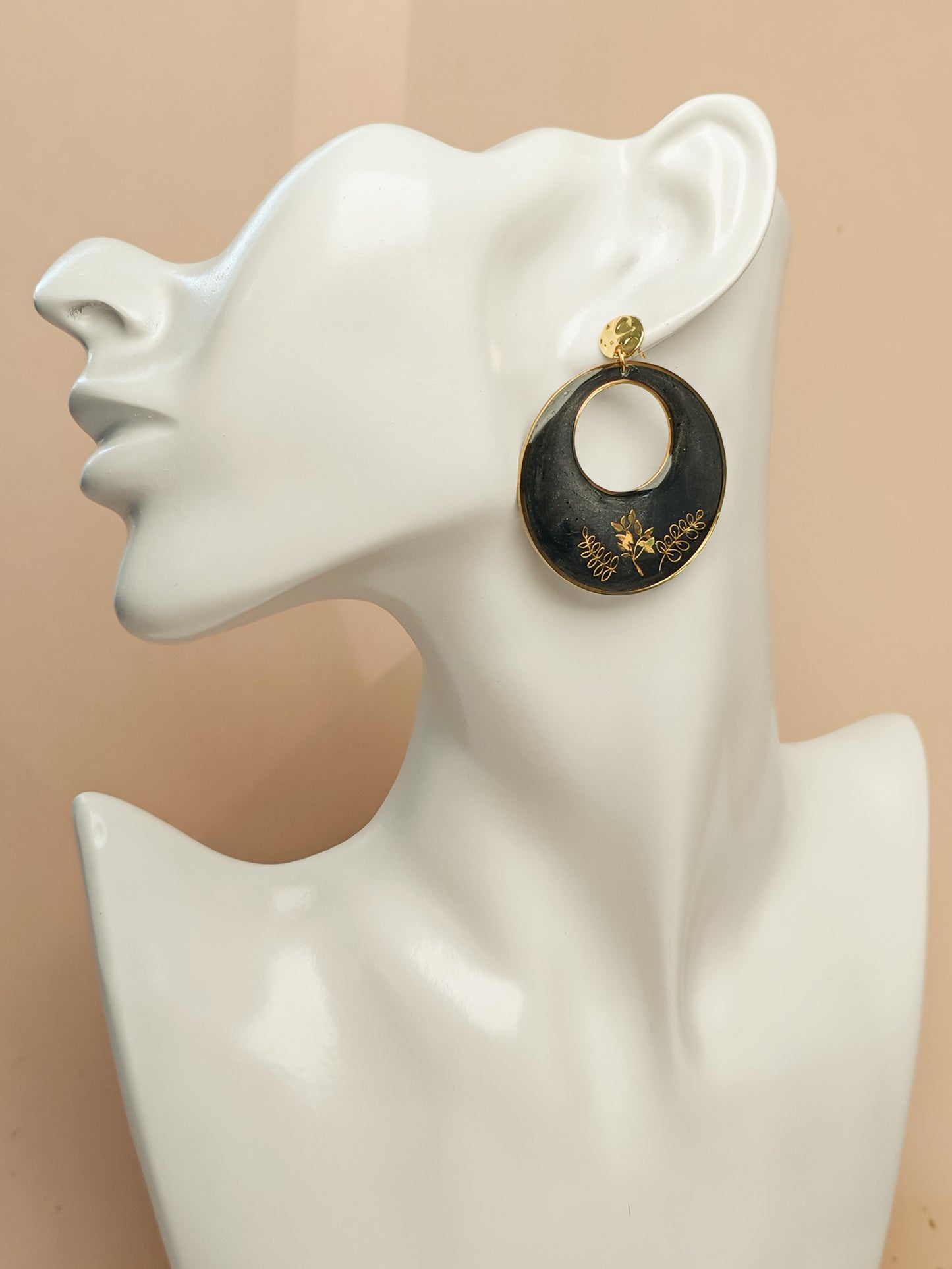Boucles d’oreilles – Cercles noir profond au feuillage doré