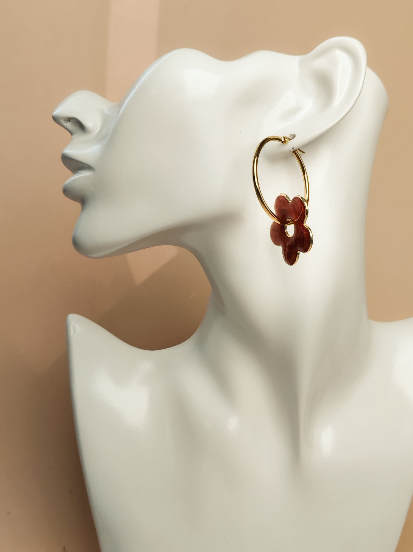 Boucles d’oreilles – Fleurs de résine rouge profond