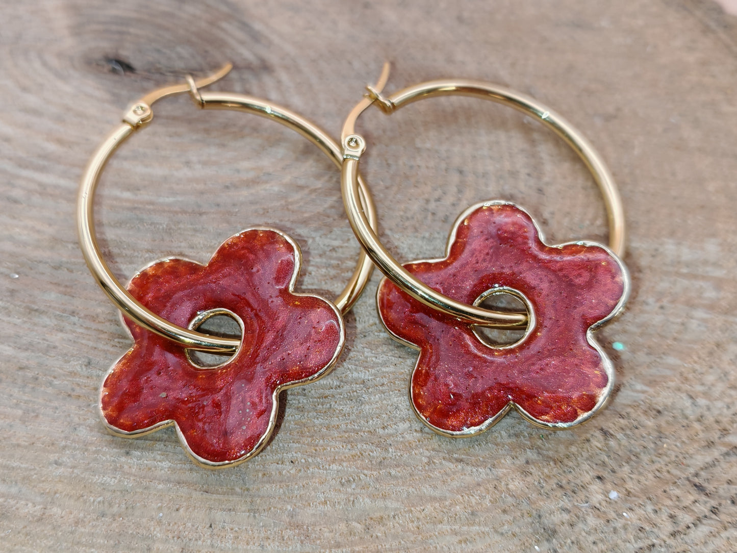 Boucles d’oreilles – Fleurs de résine rouge profond
