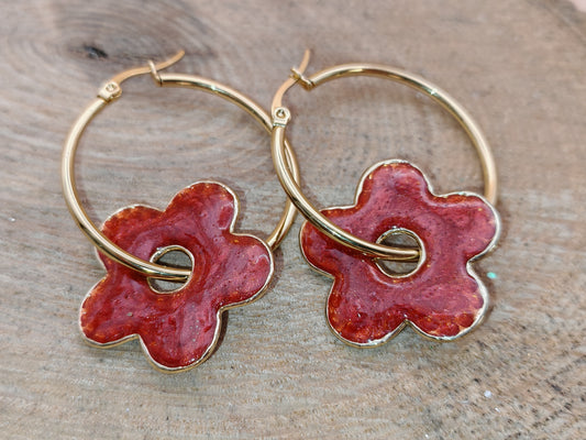 Boucles d’oreilles – Fleurs de résine rouge profond