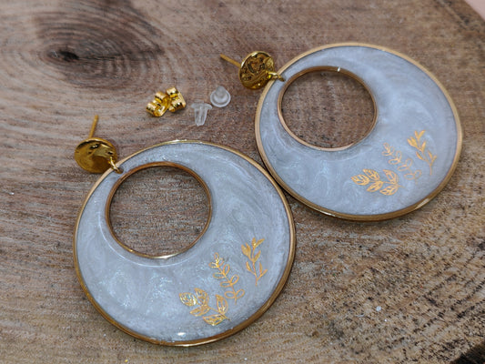 Boucles d’oreilles – Cercles nacrés feuillage doré
