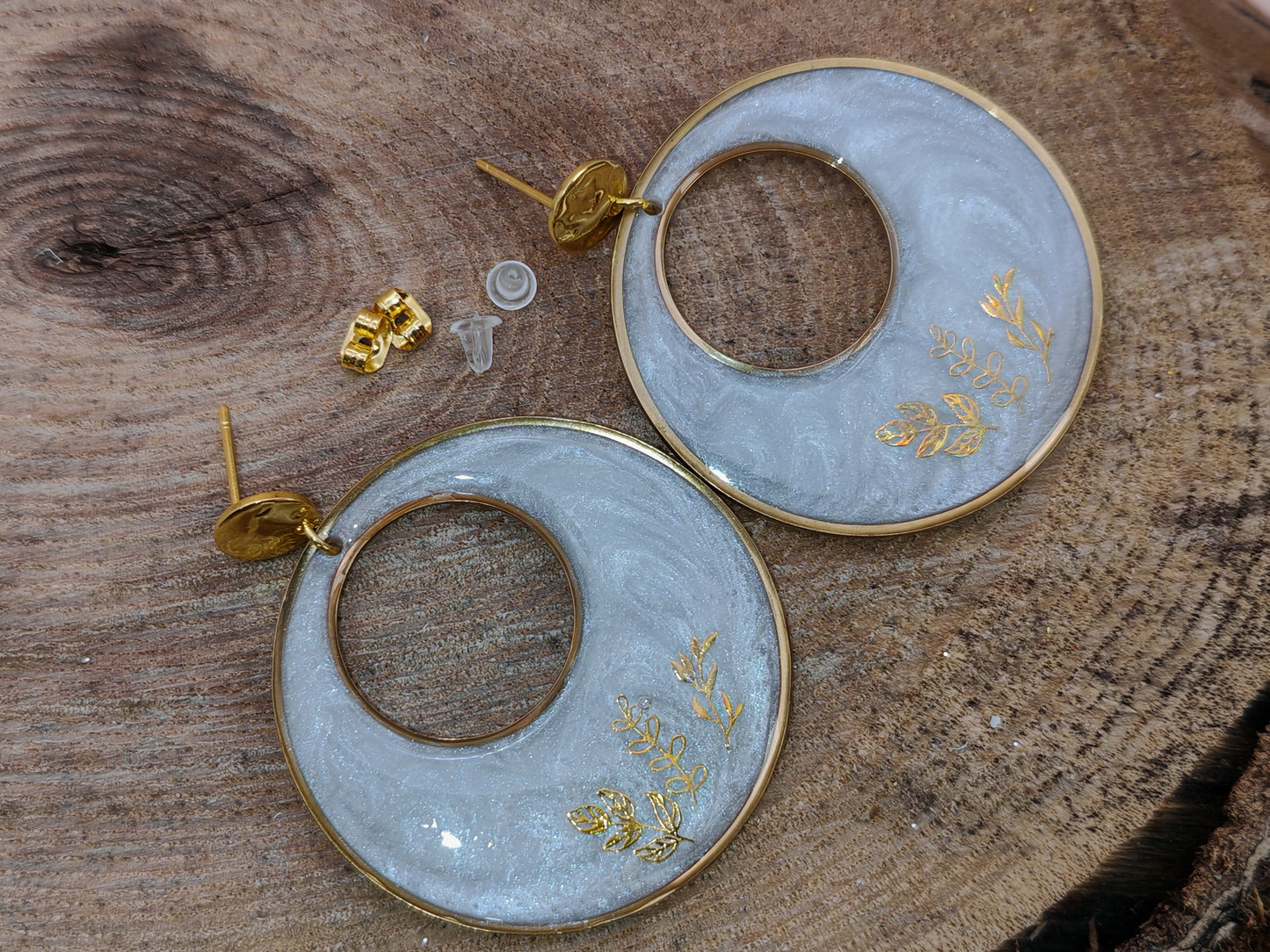 Boucles d’oreilles – Cercles nacrés feuillage doré