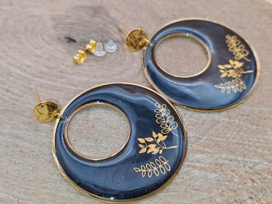 Boucles d’oreilles – Cercles noir profond au feuillage doré