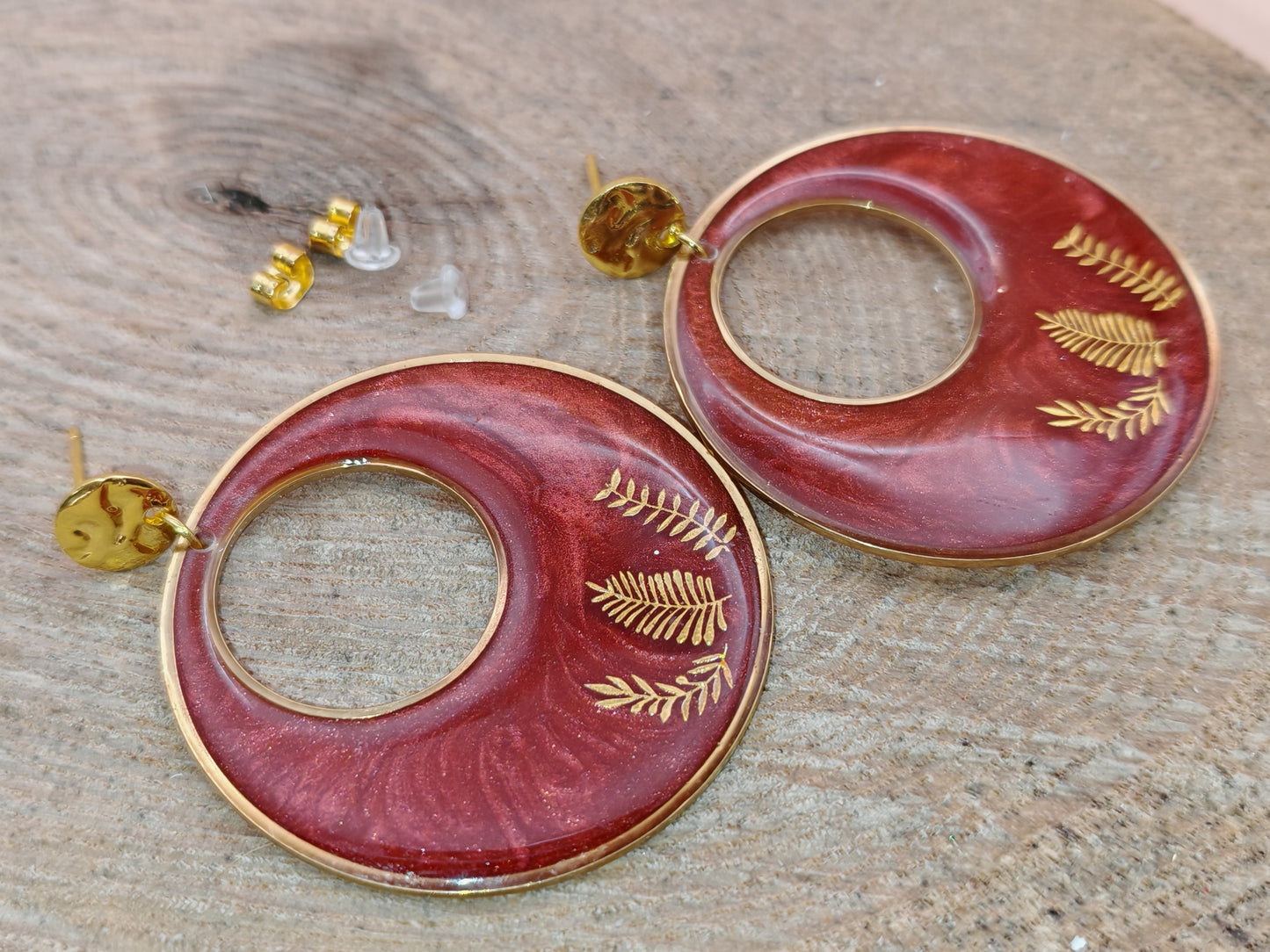 Boucles d’oreilles – Cercles rouge profond au feuillage doré