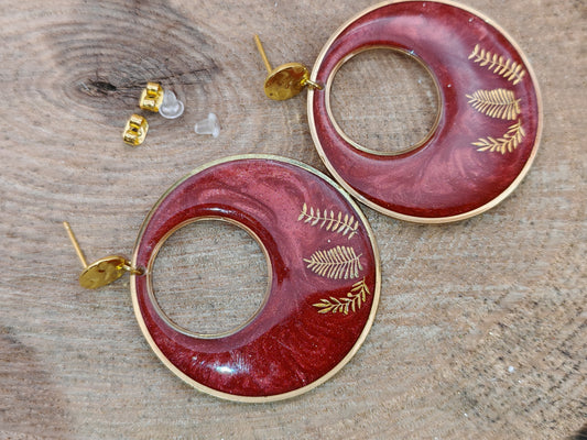 Boucles d’oreilles – Cercles rouge profond au feuillage doré
