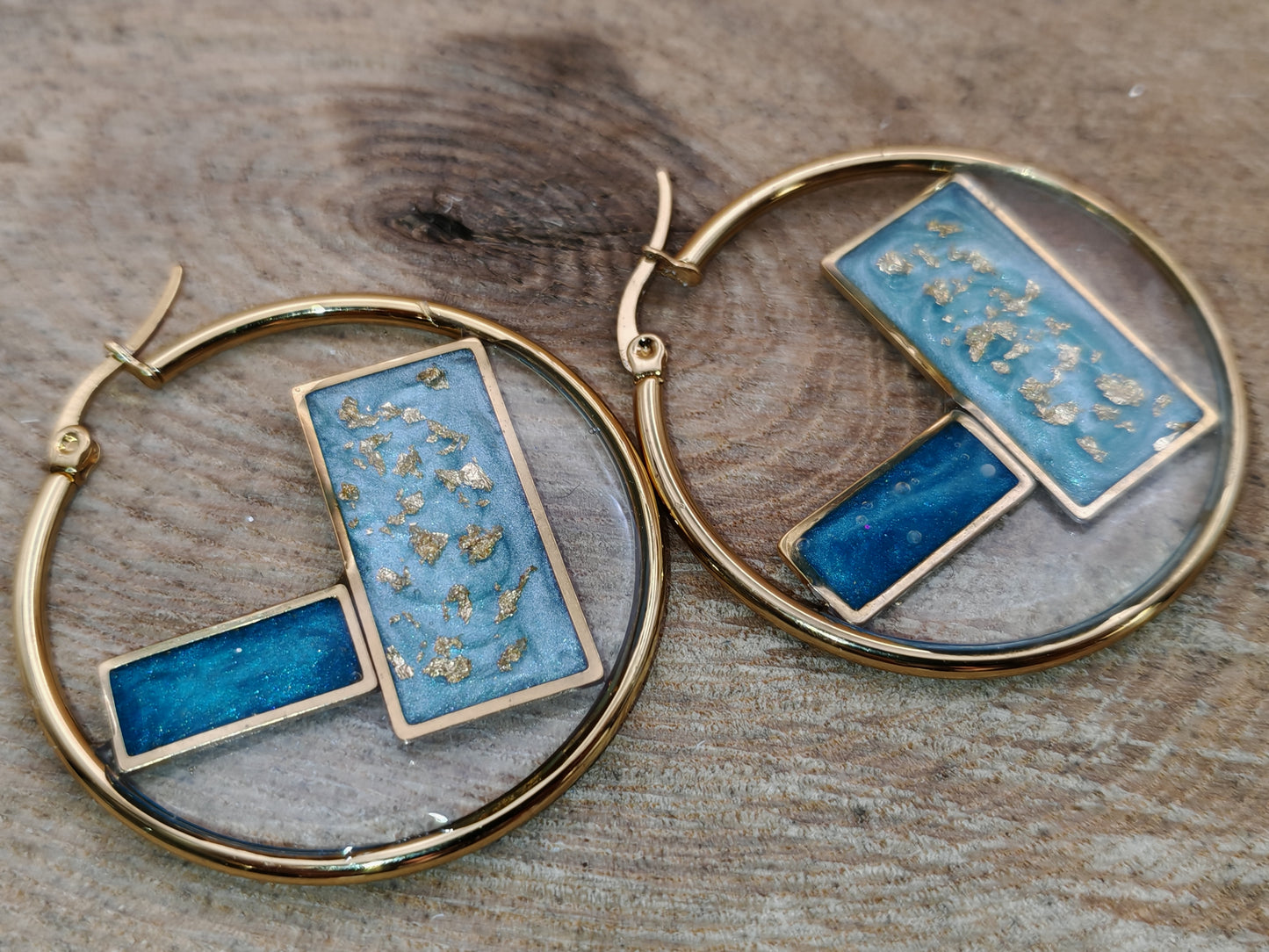 Boucles d’oreilles – Anneaux graphiques bleus et dorés