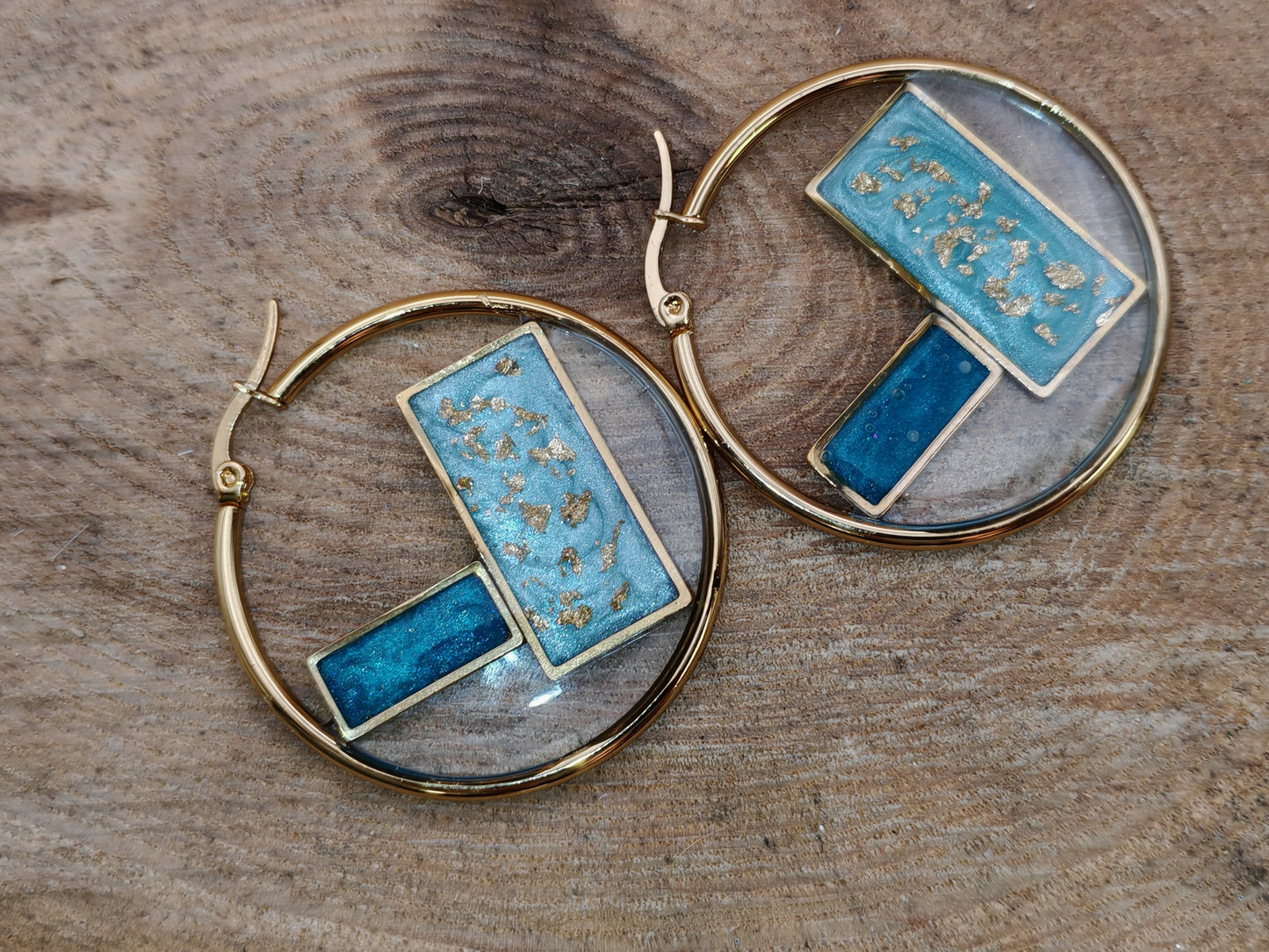 Boucles d’oreilles – Anneaux graphiques bleus et dorés