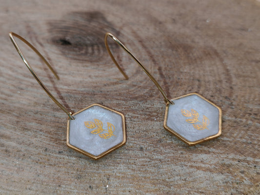 Boucles d’oreilles – Hexagones blancs nacrés au feuillage doré
