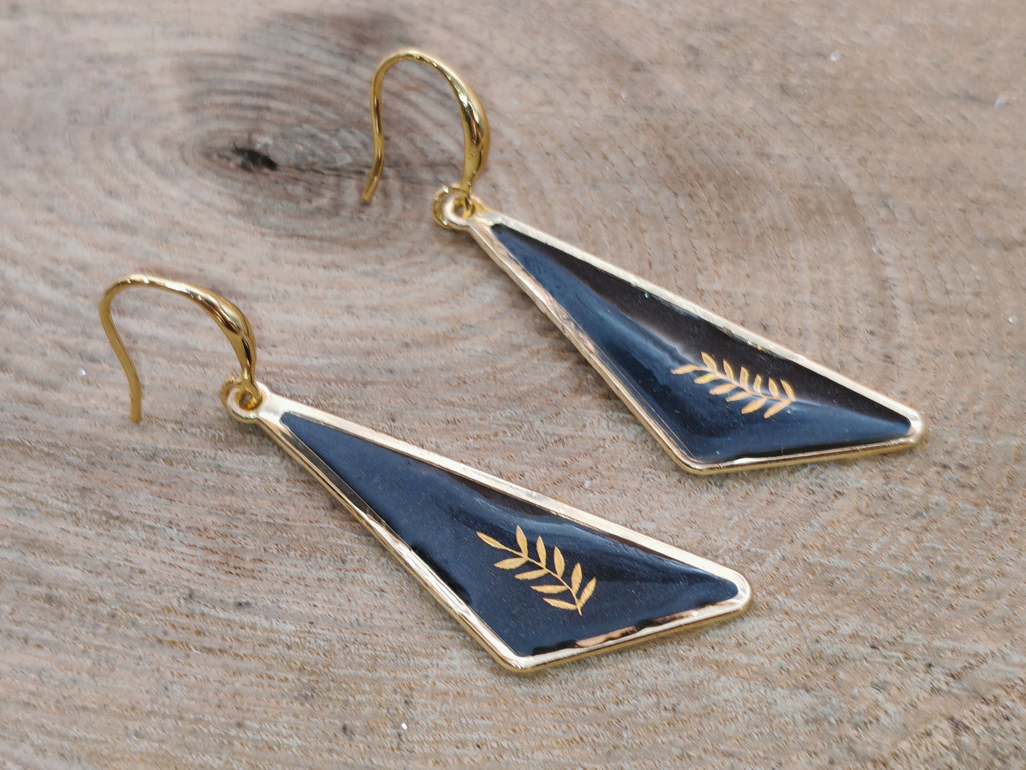 Boucles d’oreilles – Triangles noirs feuille dorée