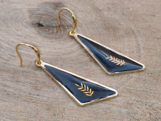 Boucles d’oreilles – Triangles noirs feuille dorée