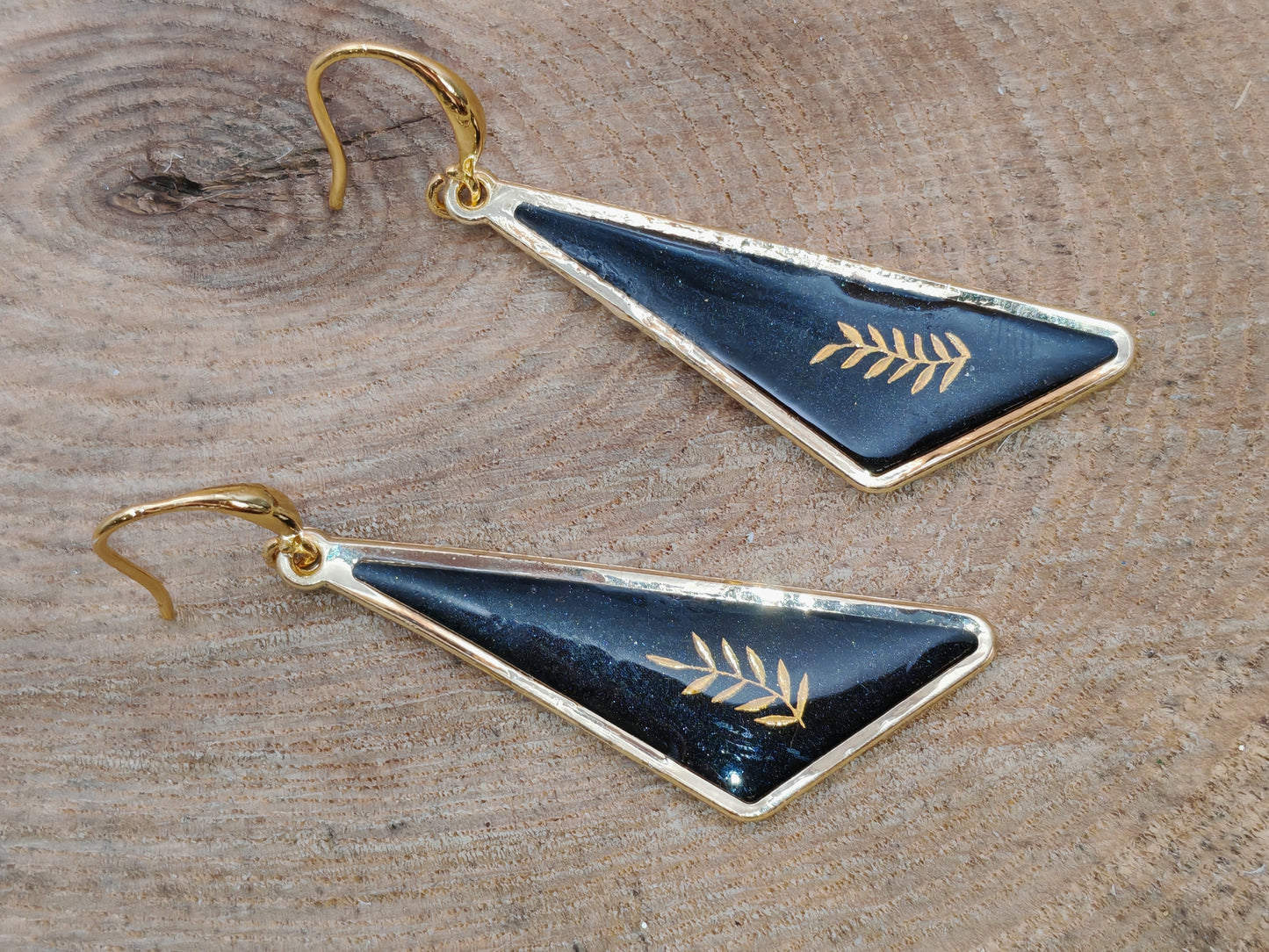 Boucles d’oreilles – Triangles noirs feuille dorée