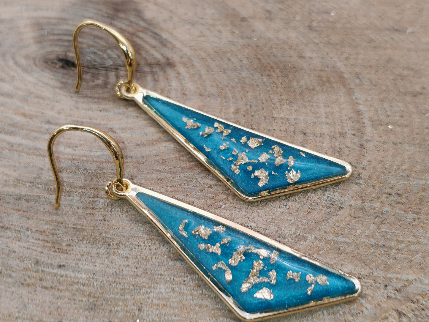 Boucles d’oreilles – Triangles bleu turquoise éclats dorés