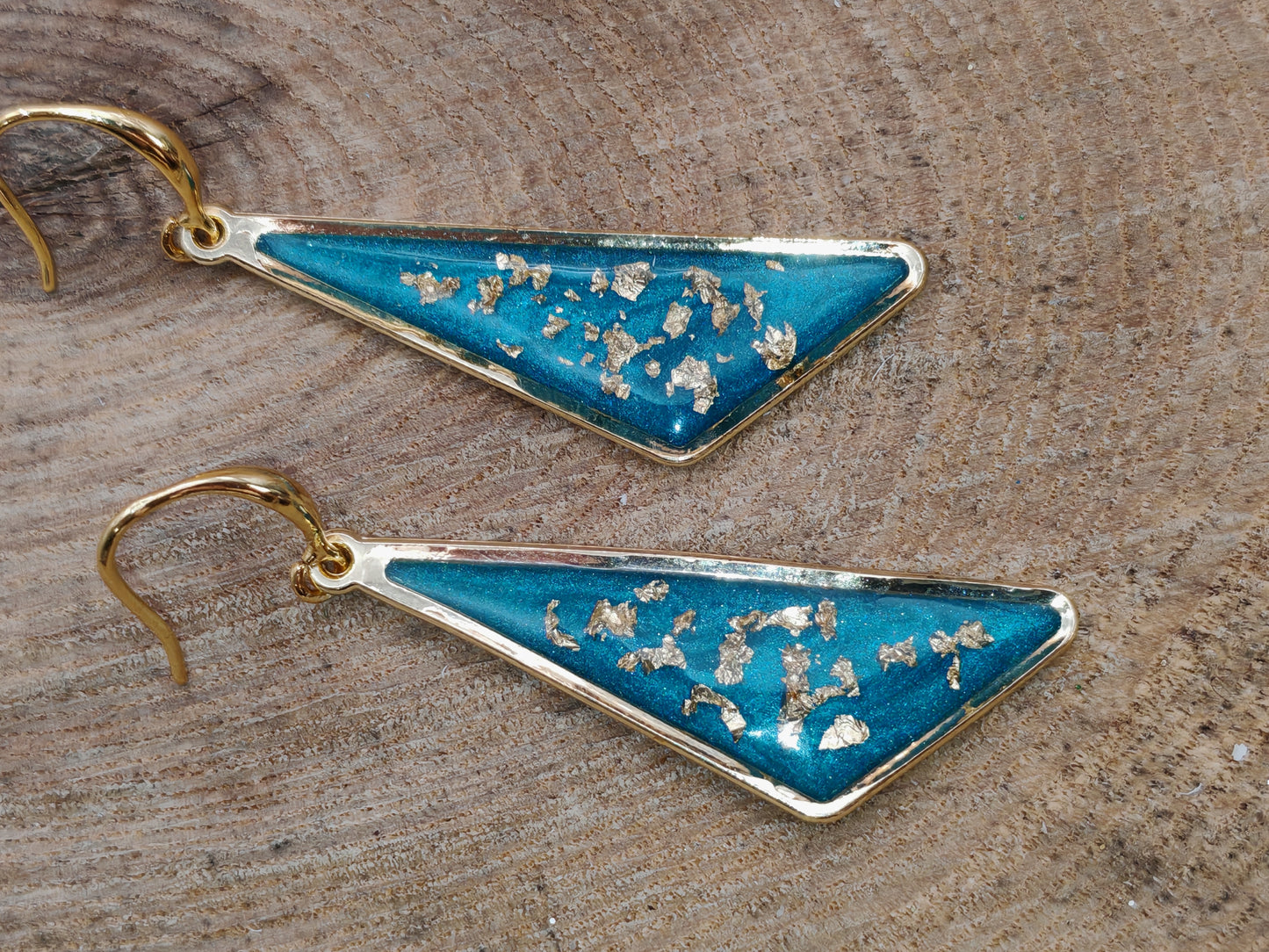 Boucles d’oreilles – Triangles bleu turquoise éclats dorés