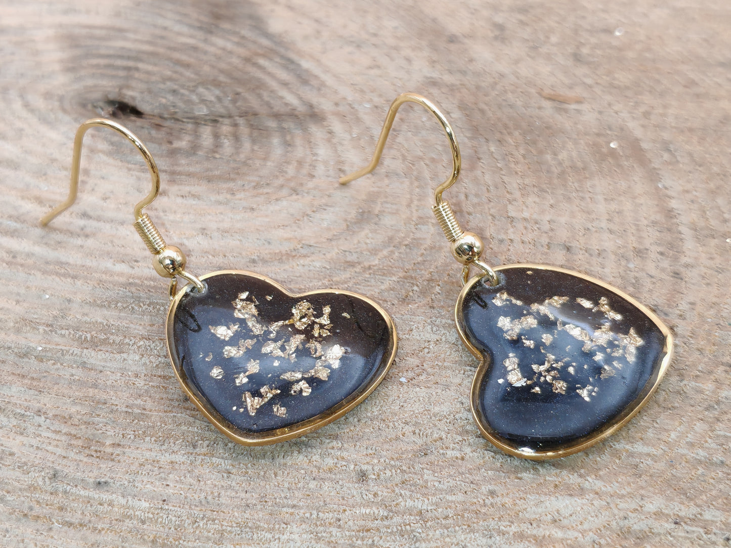 Boucles d’oreilles – Cœurs lumineux noirs aux éclats dorés