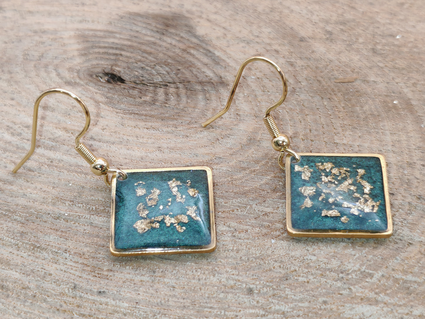 Boucles d’oreilles – Carrés verts profond aux éclats dorés