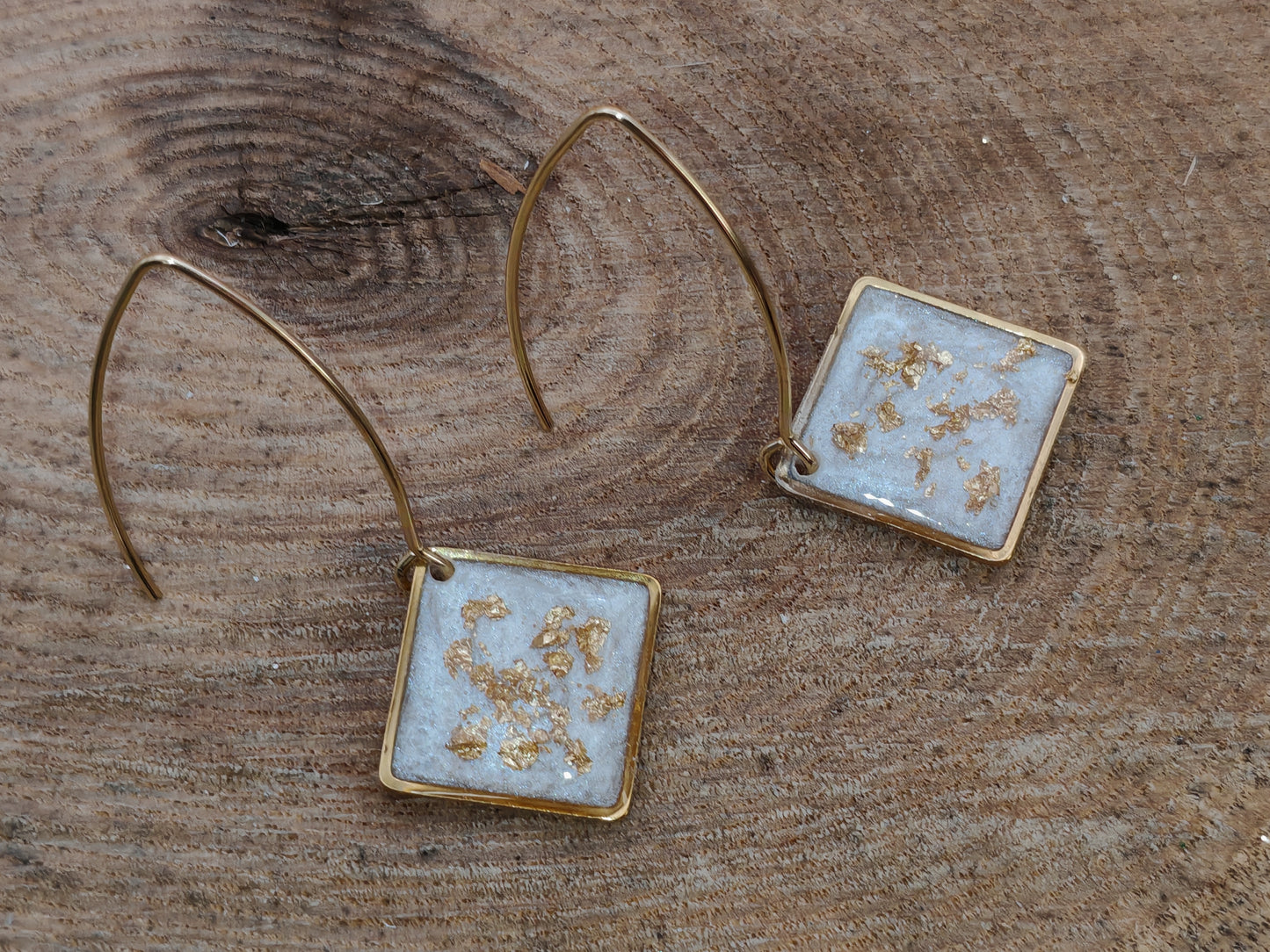 Boucles d’oreilles – Carrés lumineux blancs aux éclats dorés