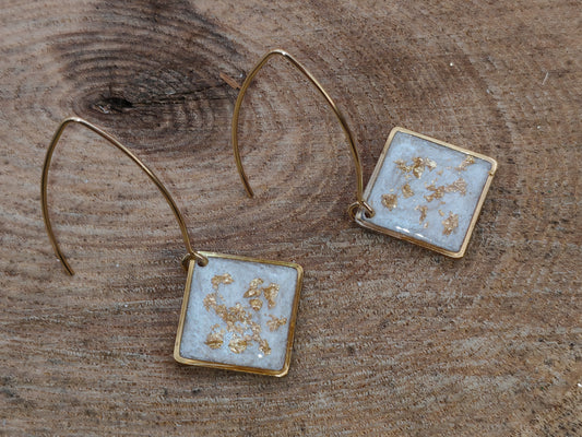 Boucles d’oreilles – Carrés lumineux blancs aux éclats dorés