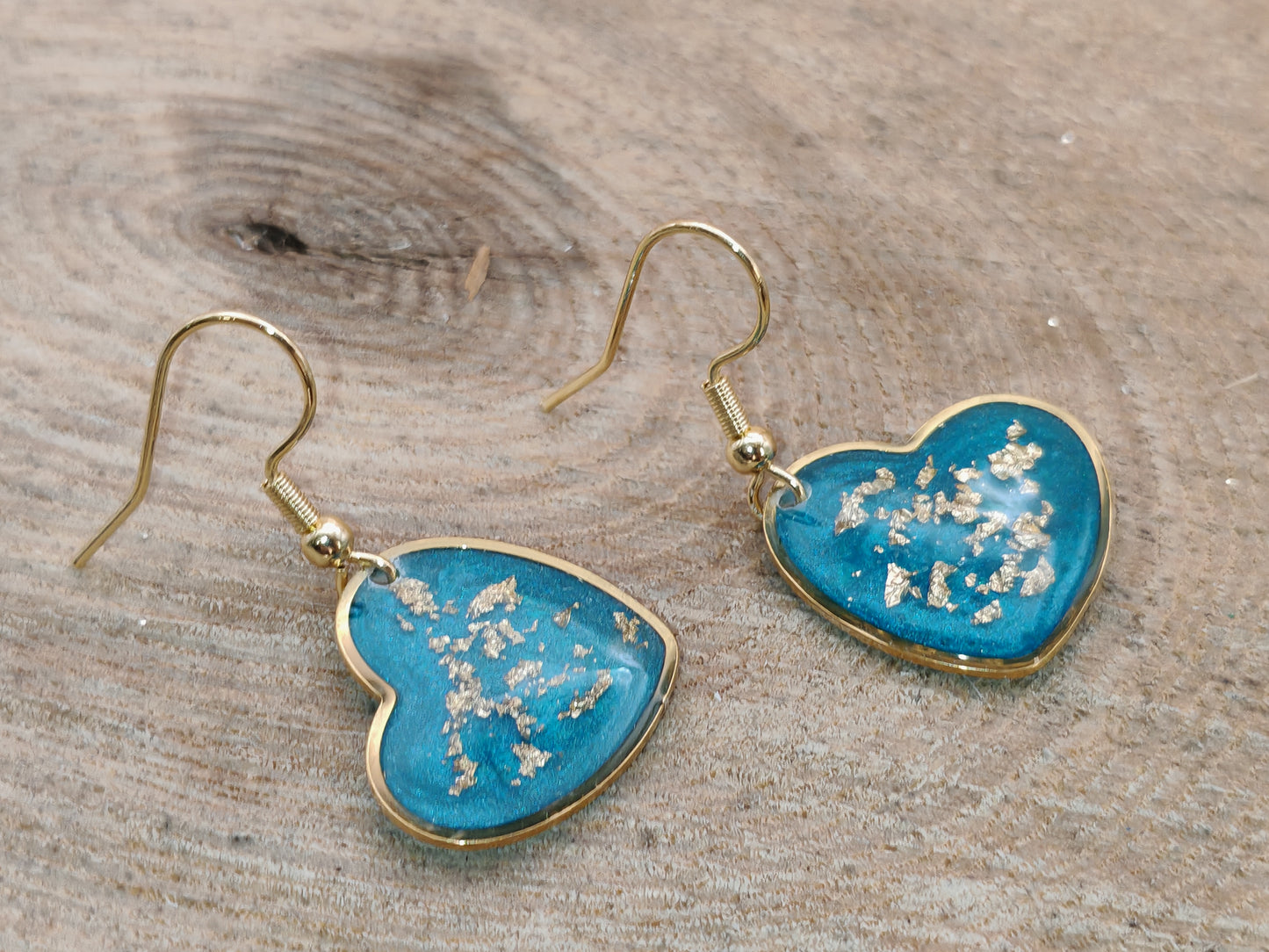 Boucles d’oreilles – Cœurs lumineux bleu turquoise aux éclats dorés