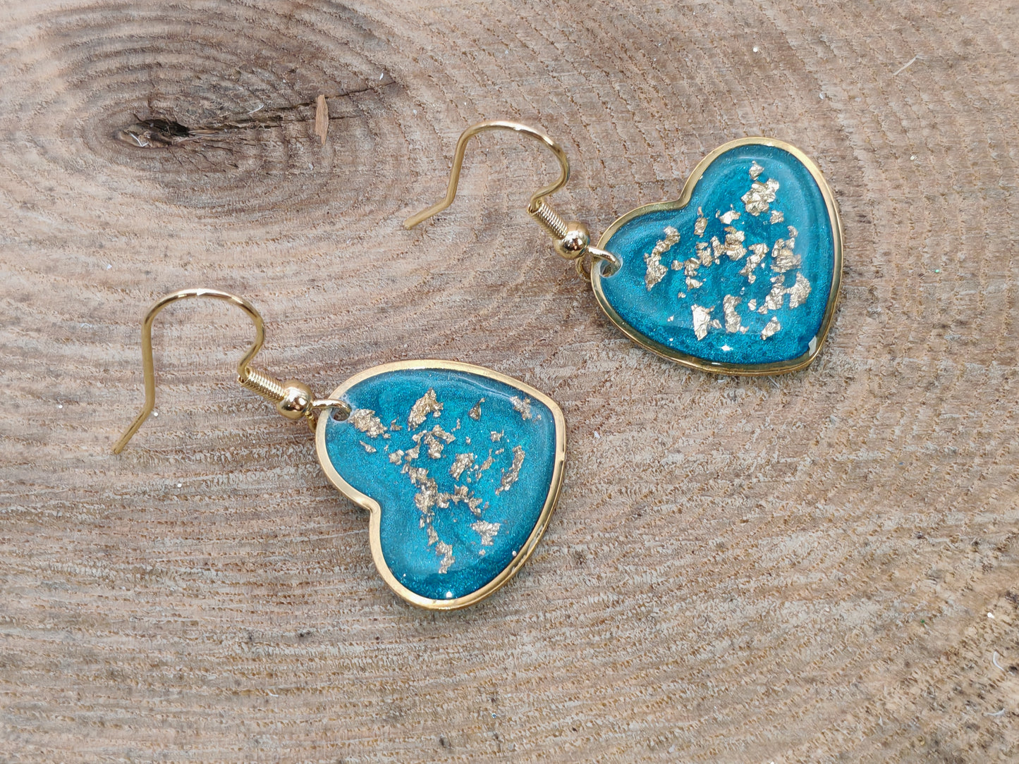 Boucles d’oreilles – Cœurs lumineux bleu turquoise aux éclats dorés