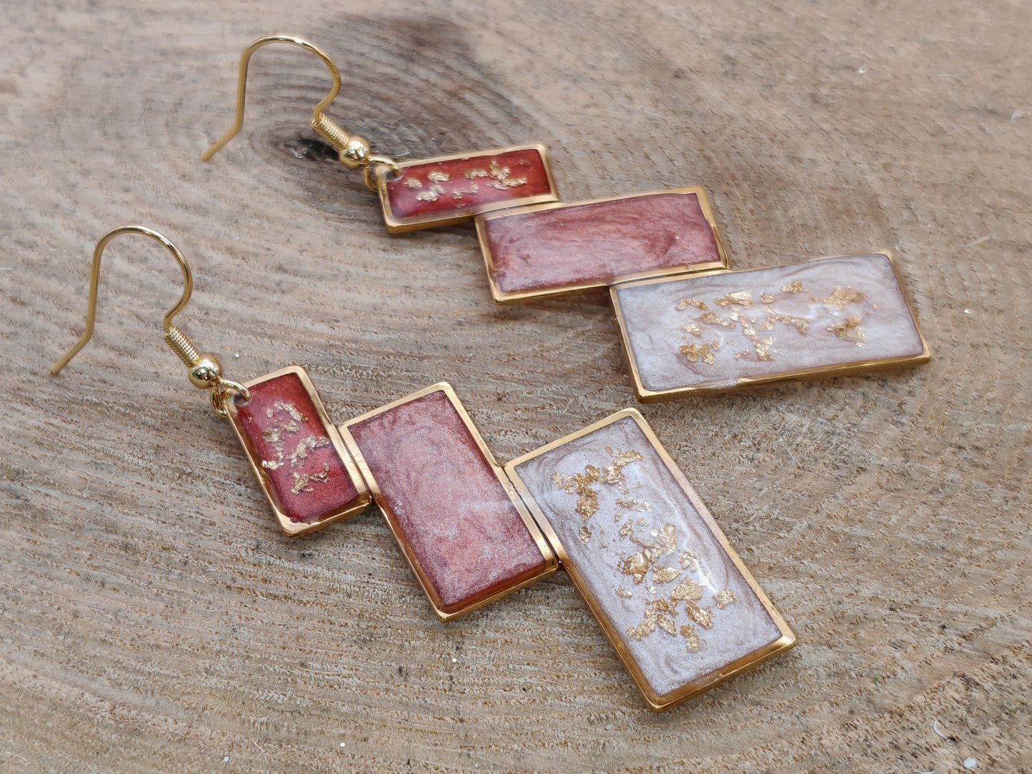 Boucles d’oreilles – Rectangles en cascade rouge et nacré
