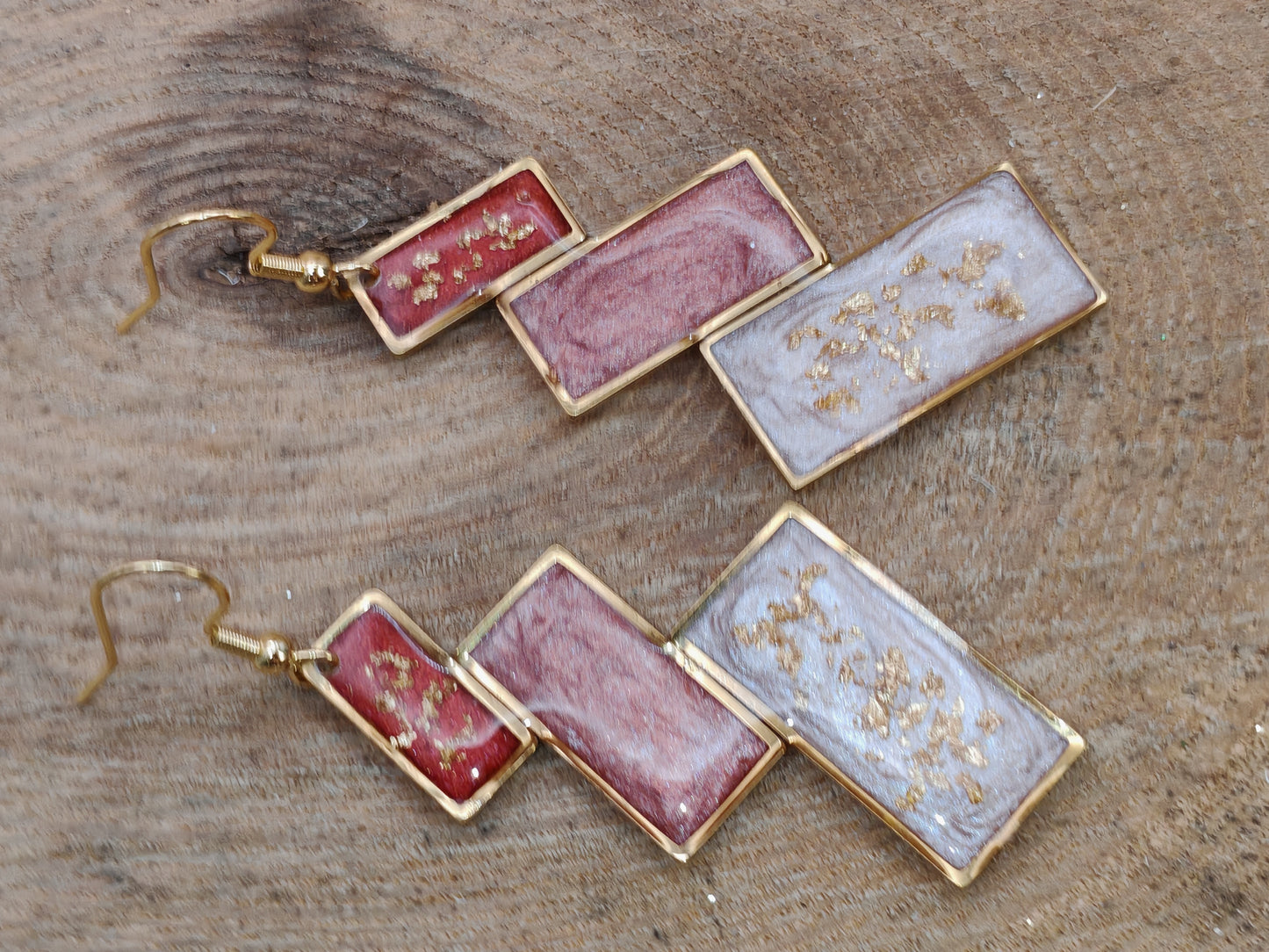 Boucles d’oreilles – Rectangles en cascade rouge et nacré