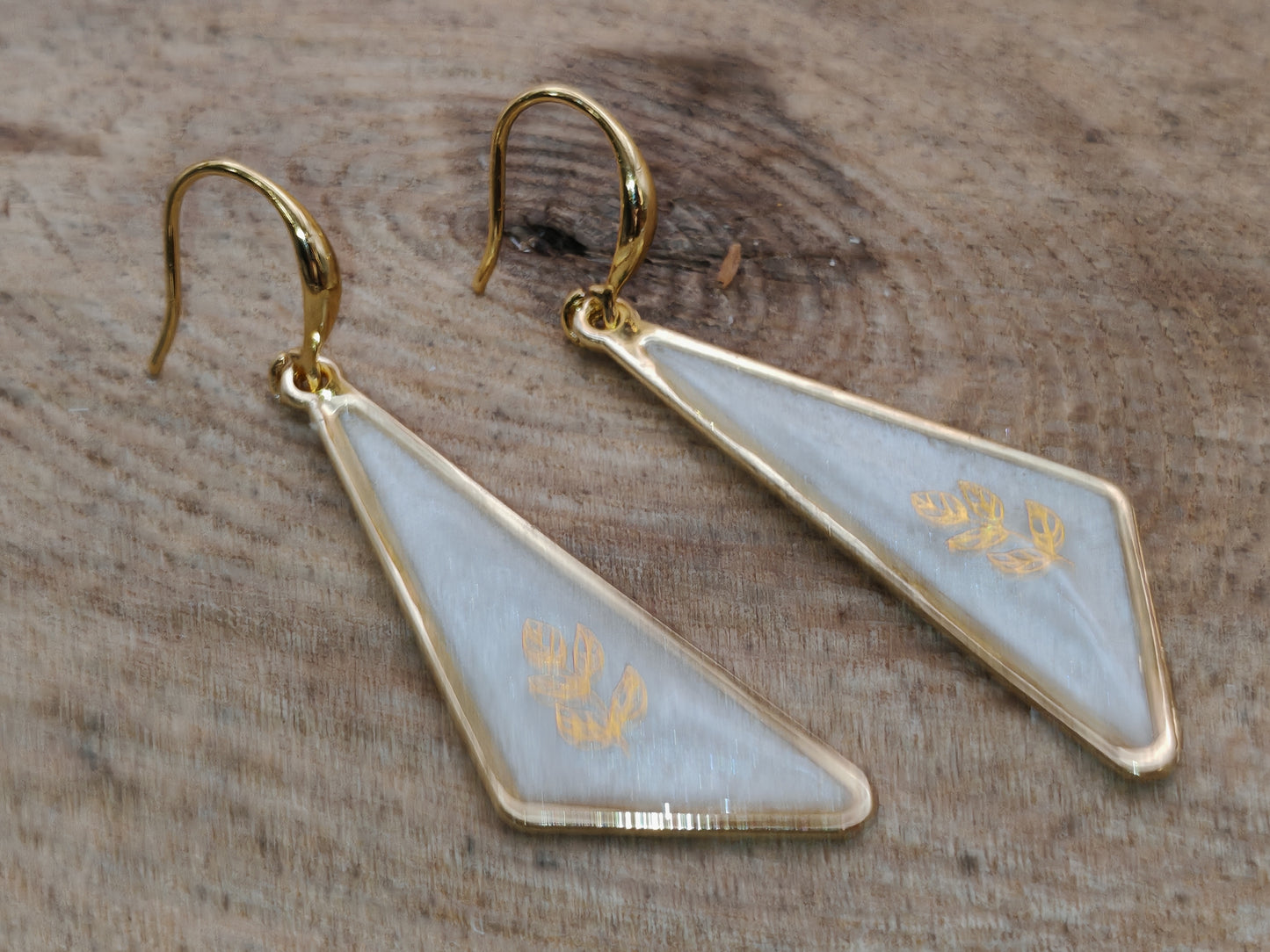 Boucles d’oreilles – Triangles allongés blancs nacrés au feuillage doré