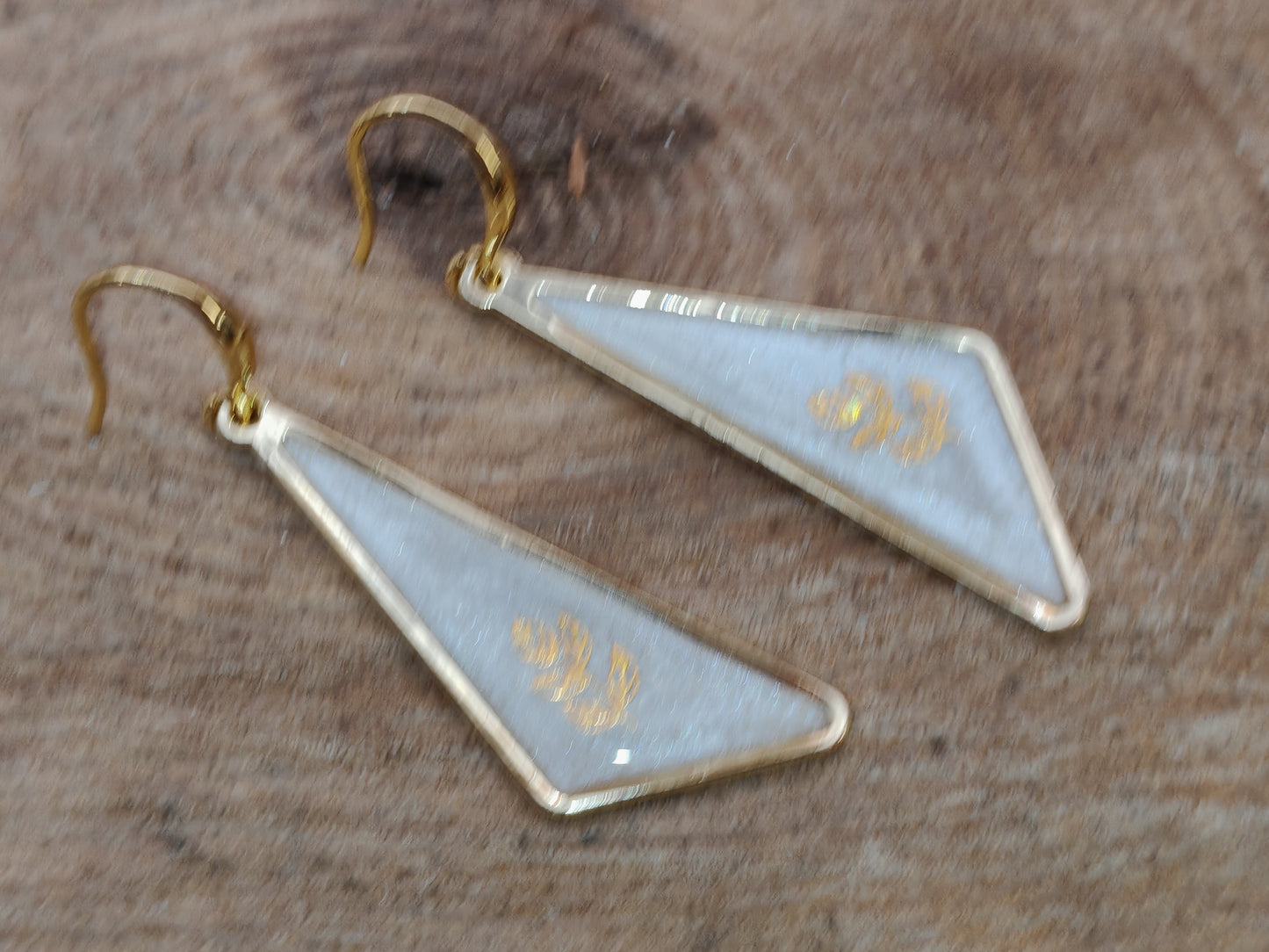 Boucles d’oreilles – Triangles allongés blancs nacrés au feuillage doré