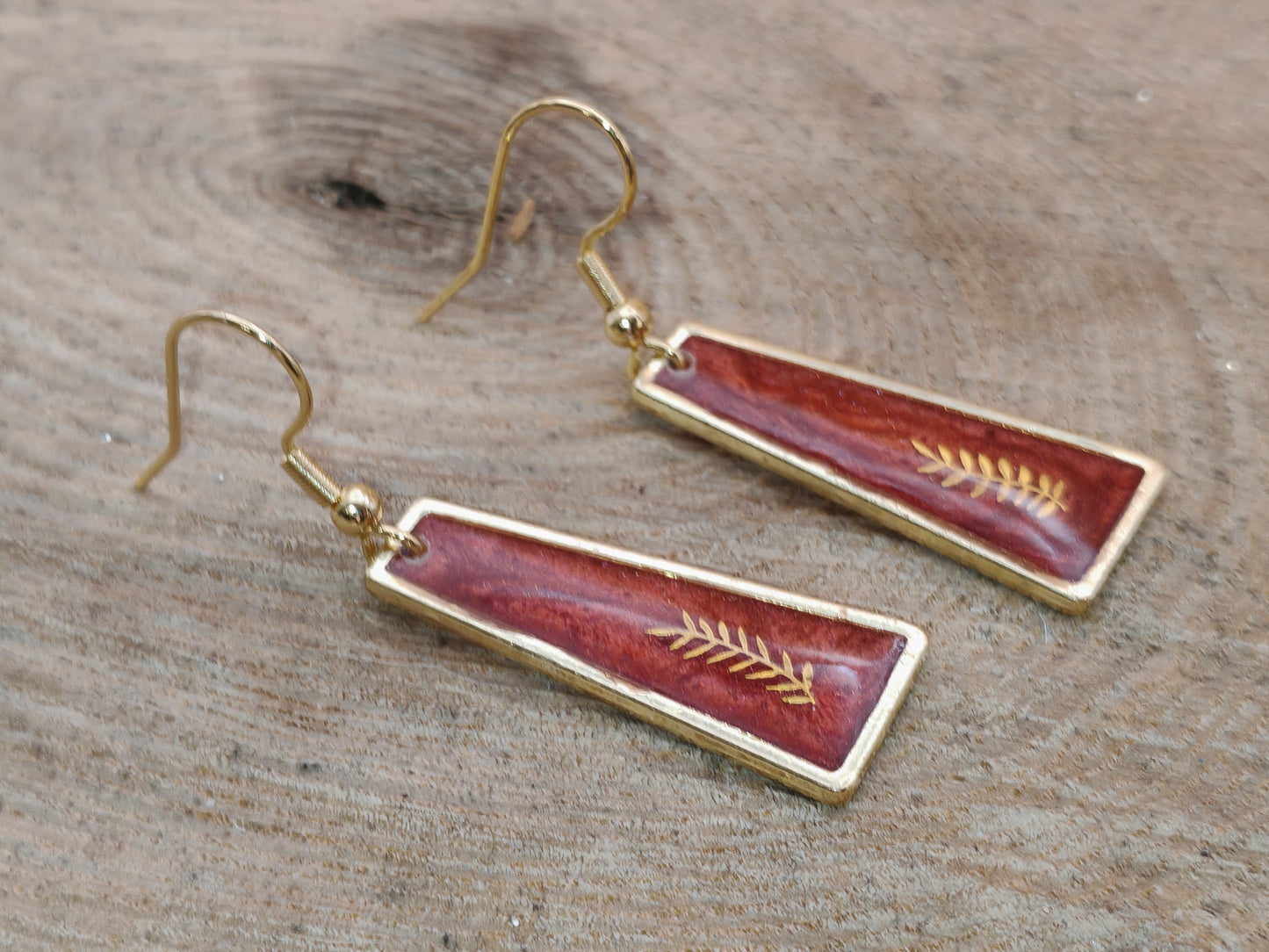 Boucles d’oreilles – Trapèzes allongés rouges au feuillage doré