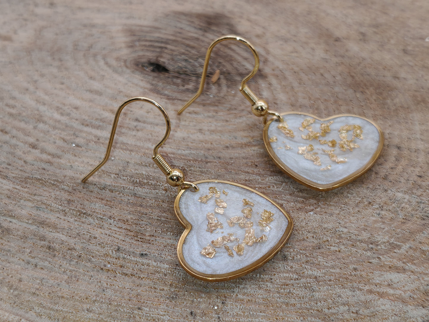 Boucles d’oreilles – Cœurs lumineux blancs aux éclats dorés