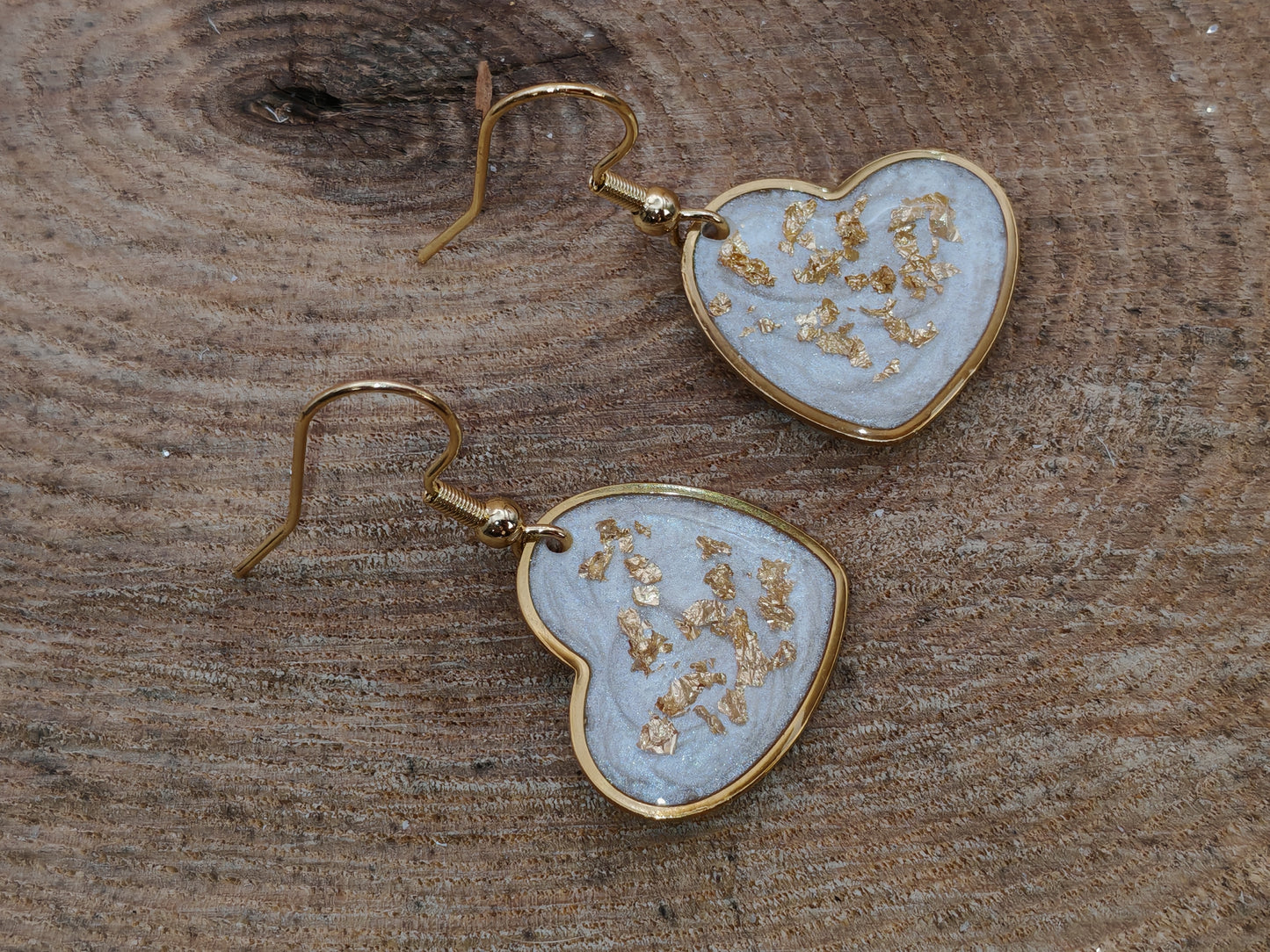 Boucles d’oreilles – Cœurs lumineux blancs aux éclats dorés