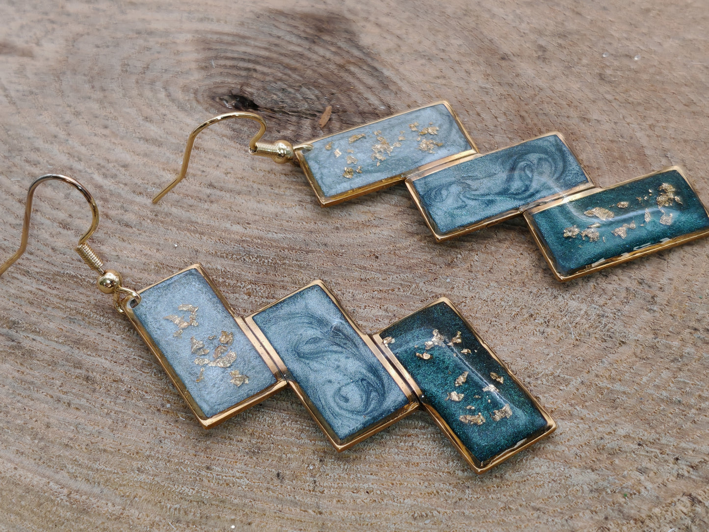 Boucles d’oreilles – Rectangles en cascade bleu et vert aux touches dorées
