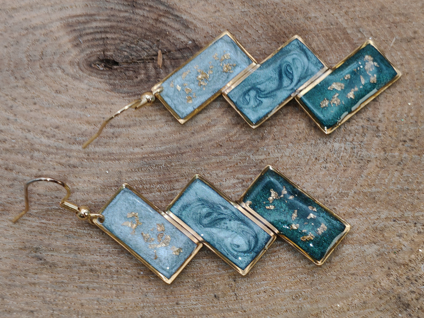 Boucles d’oreilles – Rectangles en cascade bleu et vert aux touches dorées