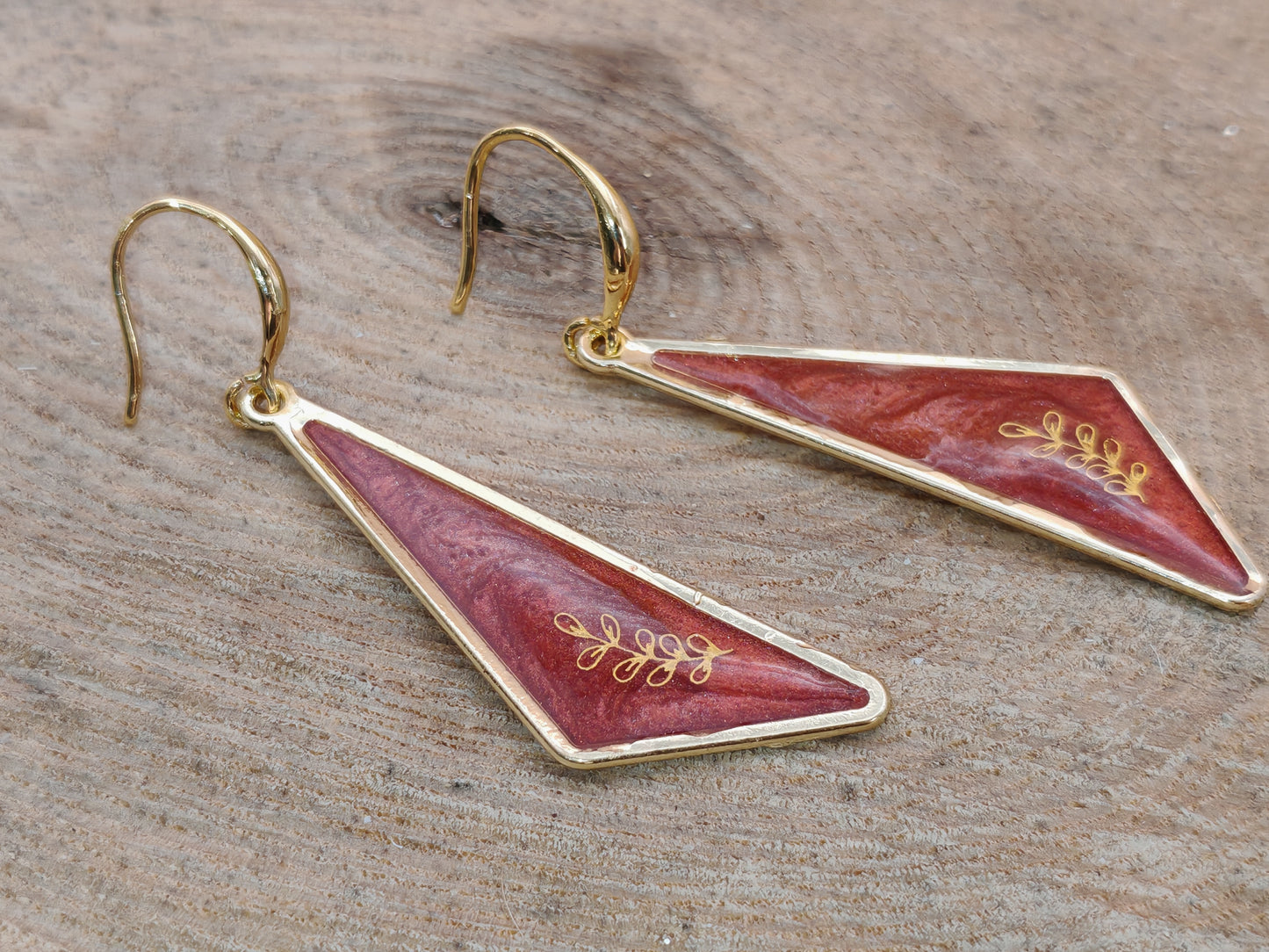 Boucles d’oreilles – Triangles allongés rouges au feuillage doré