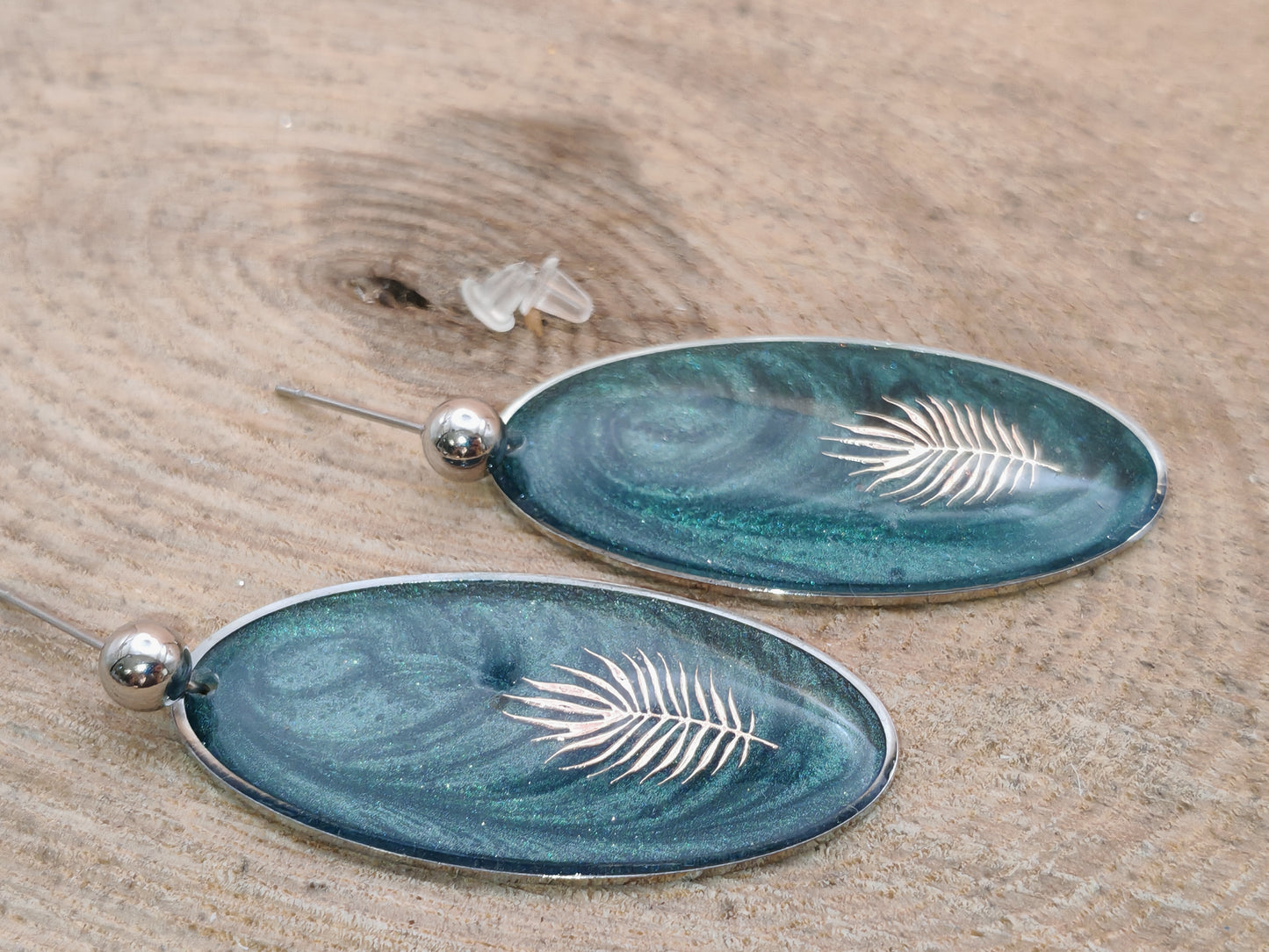 Boucles d’oreilles – Plume argentée sur vert profond