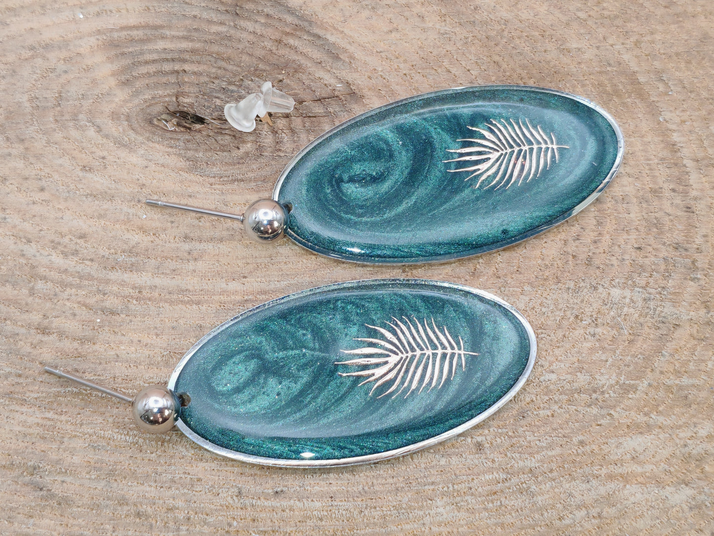 Boucles d’oreilles – Plume argentée sur vert profond